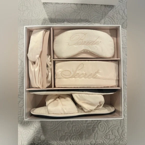 Victoria’s Secret Bridal Sleep Set NIB - Picture 1 of 4